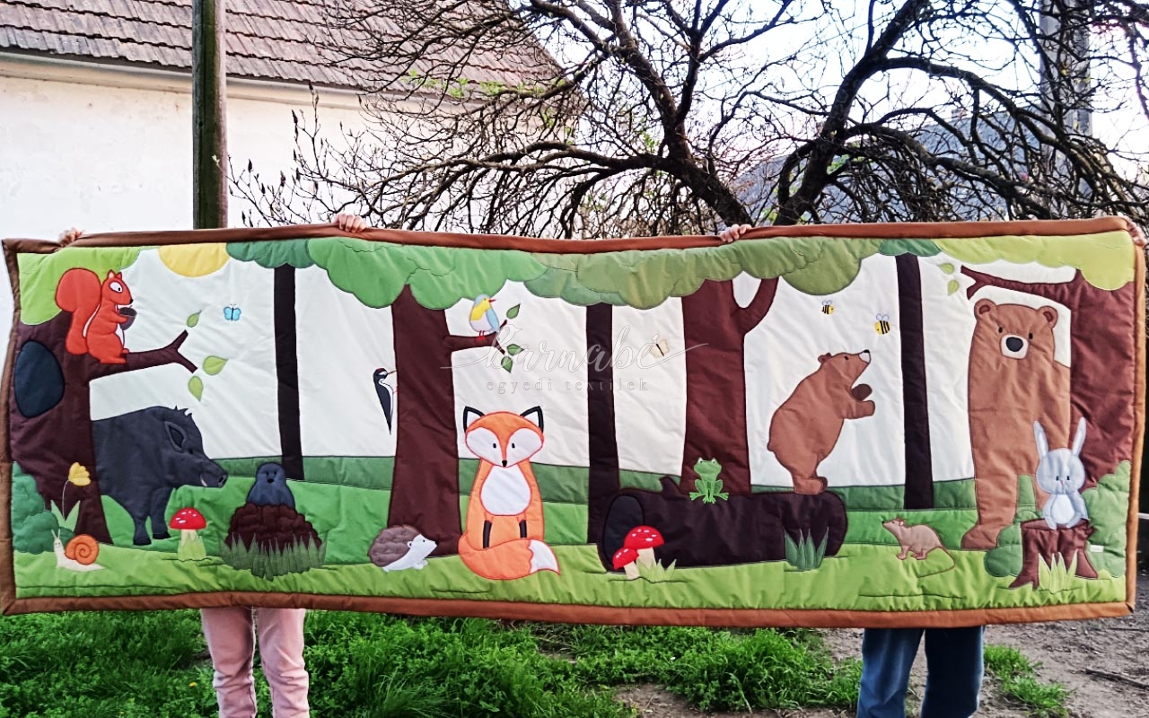 Mesél az erdő gazdagon tűzött falvédő, maximum 70 cm magasságban